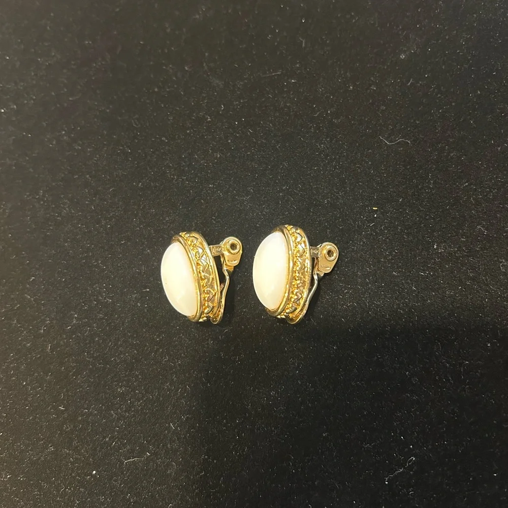 Vintage Monet Signed Clip On Earrings White‎ and Gold Oval Elegant 50s Estate